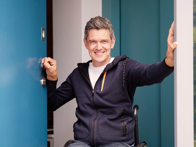 « Je me sens plus confiant en utilisant Luja, parce que je sais que quand il ne sort plus d’urine, ma vessie est vide, et je n’ai plus à m’en inquiéter. »⁵⁻⁸